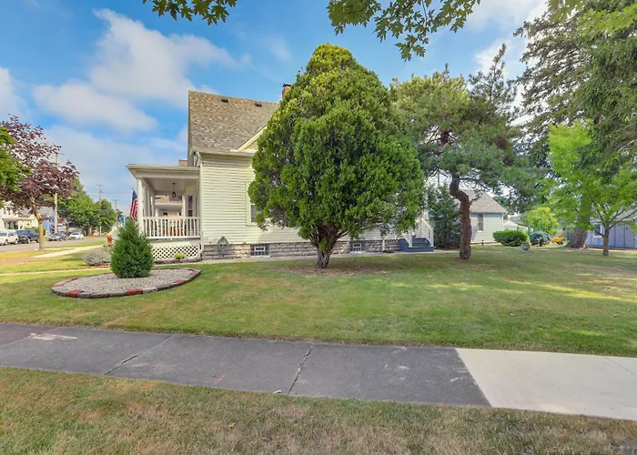 3 Mi To Cedar Point: Sunny Sandusky Home W/ Yard