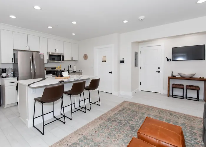 Adjoining Condominium Units Sleeps 12 In Downtown Sandusky!