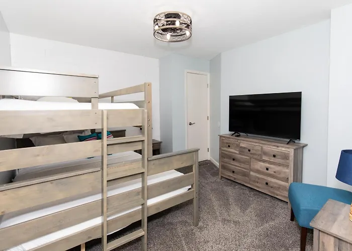 Upgraded Downtown Apartment Sleeps 5